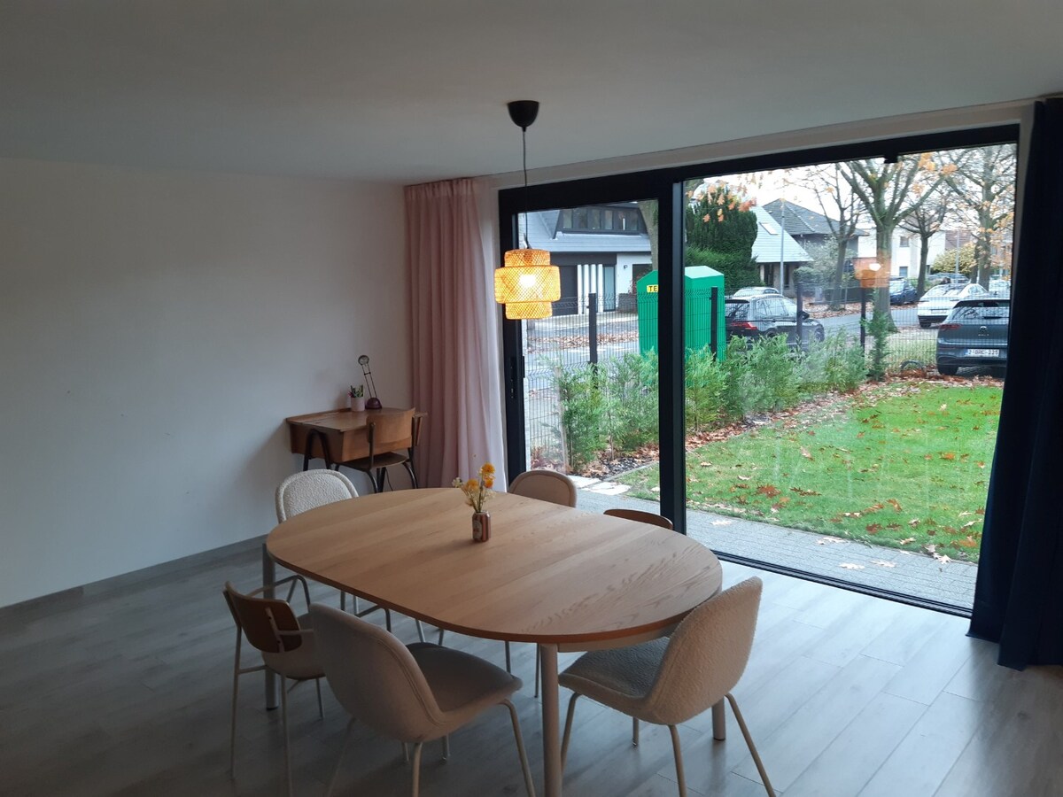 BEN-appartement met terras en tuintje. 