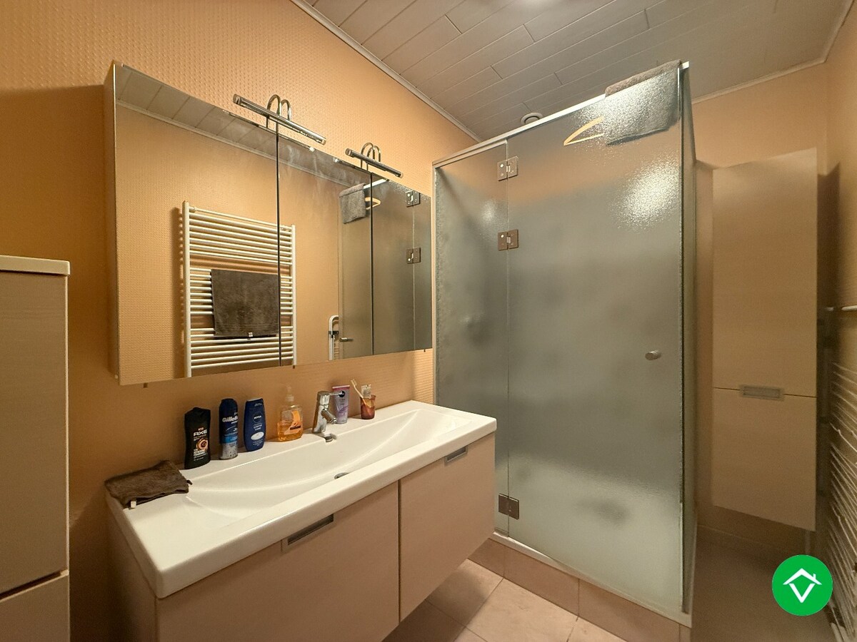 Rustig gelegen gelijkvloerse halfopen woning met 2 slpk's + dubbele garage 