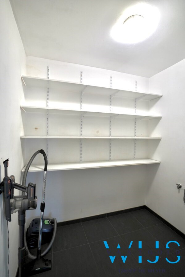 Instapklaar appartement met garage te Oosteeklo ! 