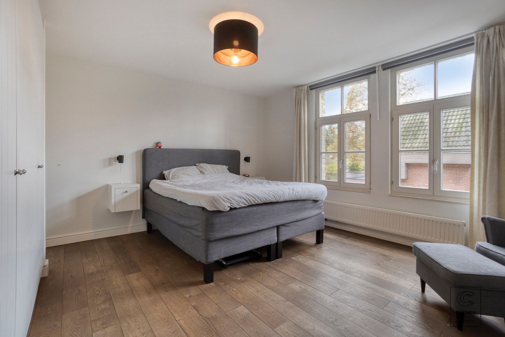 Prachtige woning met een bew. opp. van 302 m², 6 slpk, 3 bk en prachtige tuin met zwembad 