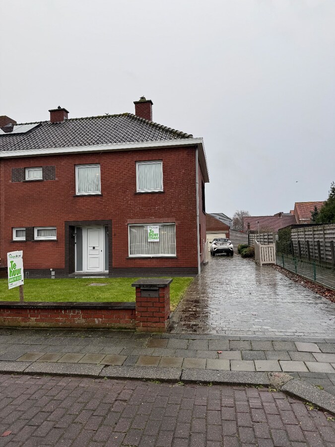 Woning met 3 slaapkamers en dubbele garage te Aartrijke 
