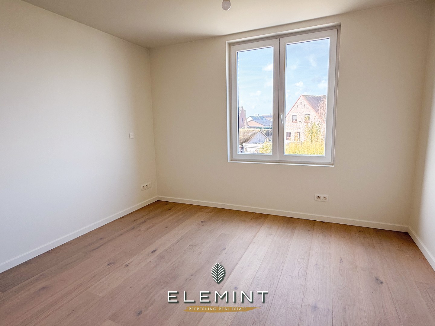 Halfopen woning met 5 slaapkamers en 2 badkamers in rustige doodlopende straat. 
