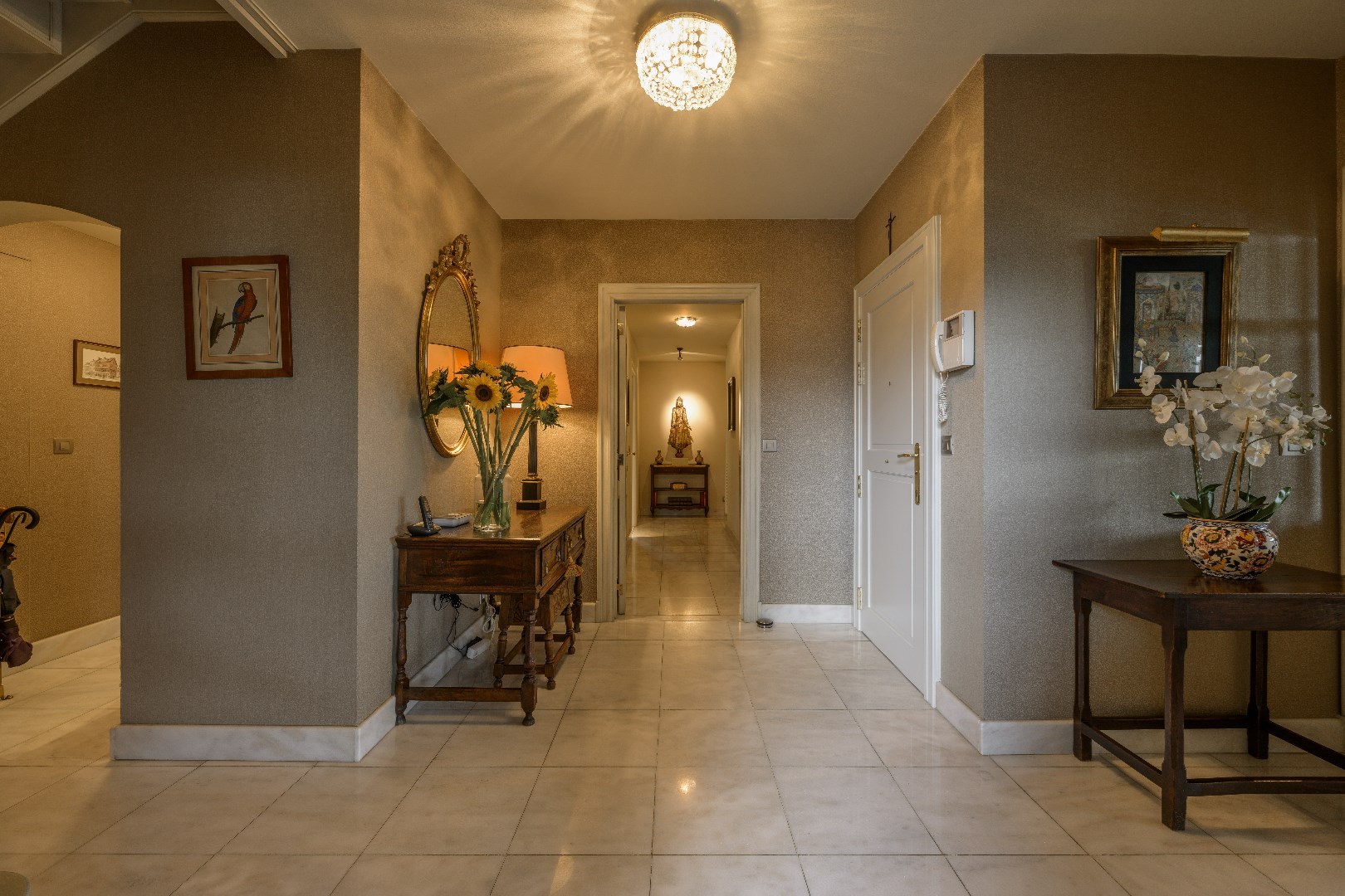 Ruime inkomhal met gastentoilet met lavabo