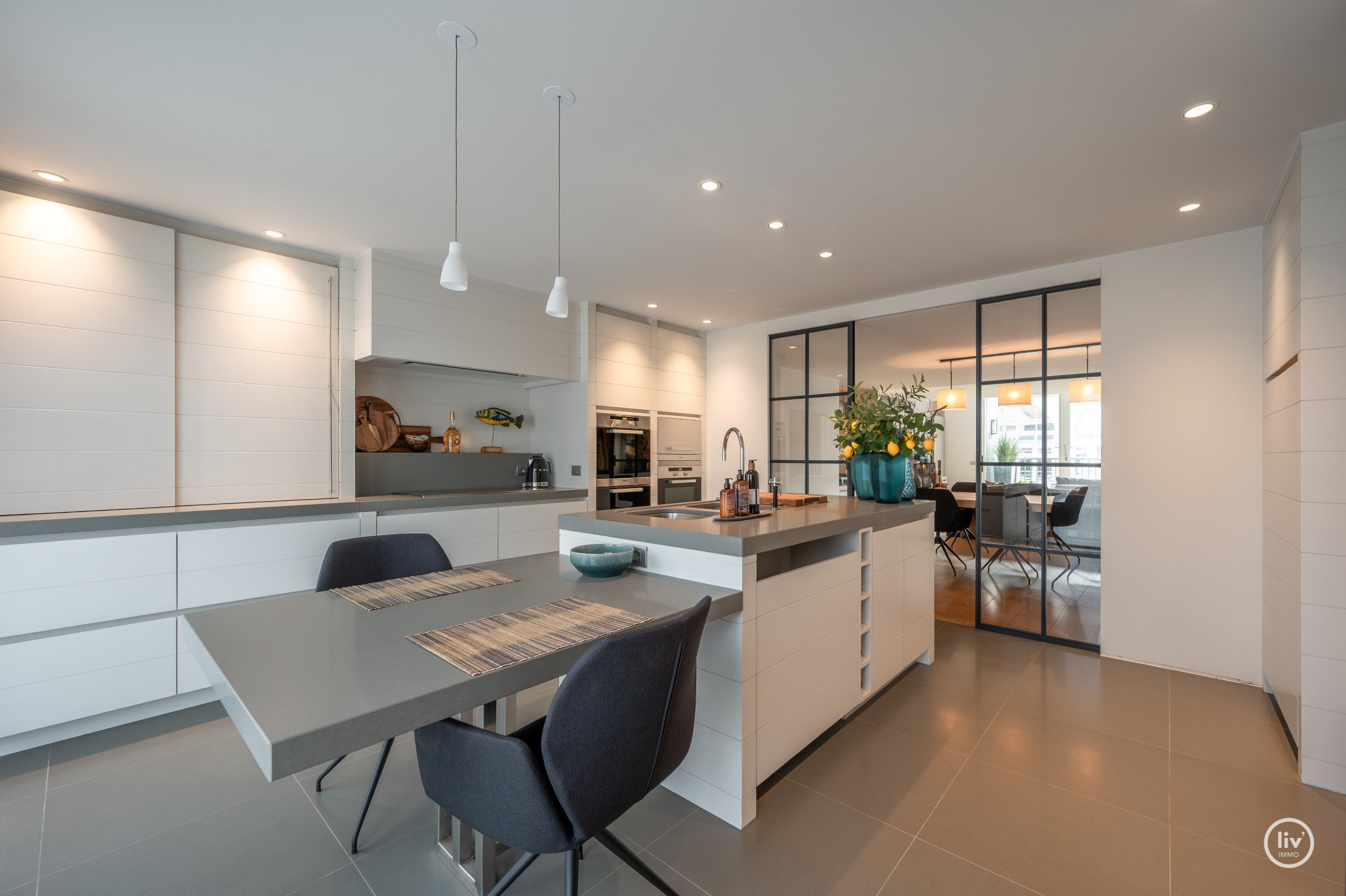 Récente mezzanine de 292 m2 située au centre avec de grandes terrasses, située dans la Vanbunnenlaan à Knokke. 