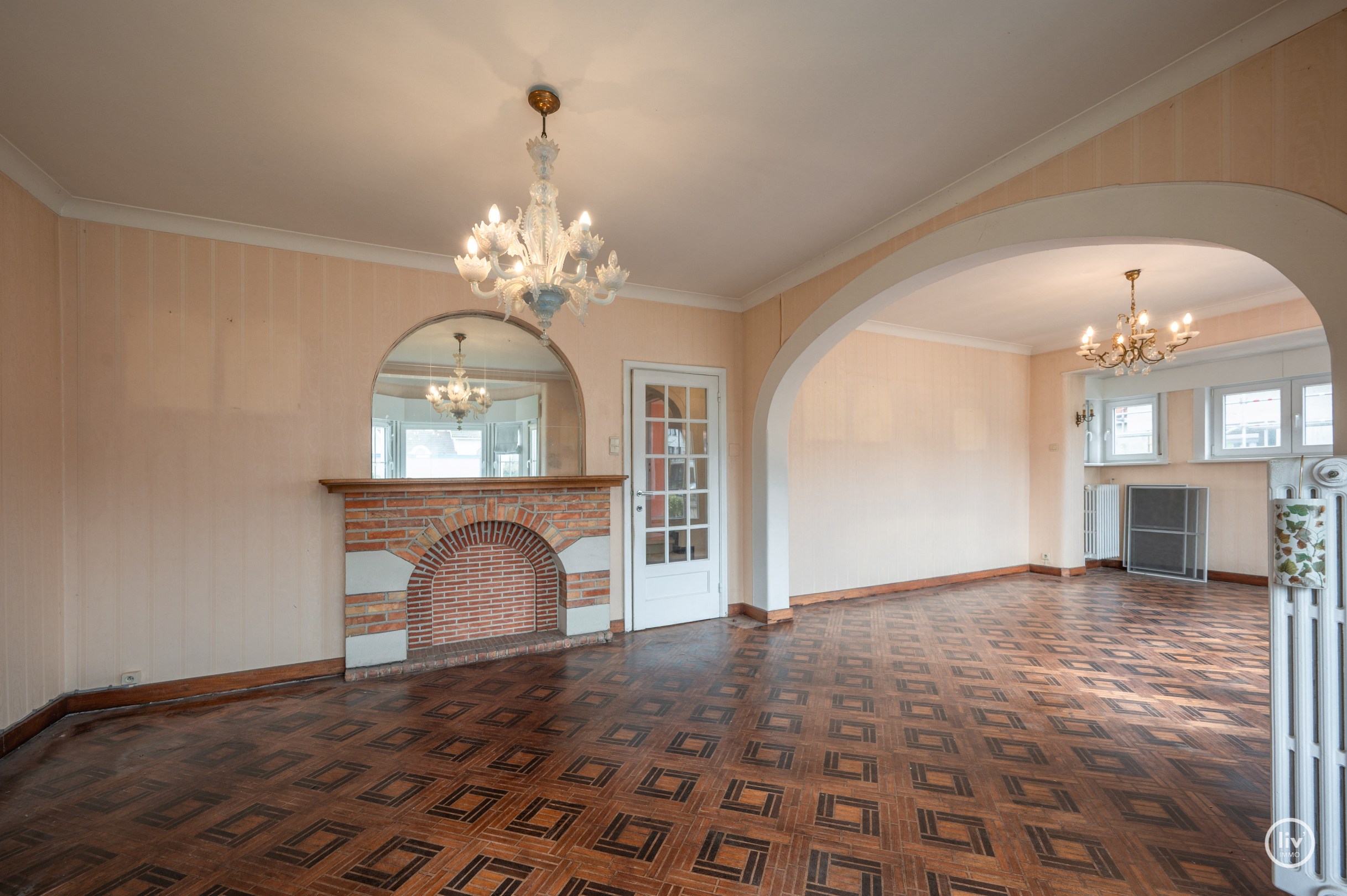 Charmante villa jumelée à rénover dans un emplacement de premier choix à Knokke, le long de la prestigieuse avenue Elisabeth et à distance de marche de la plage et du casino (avec garage intégré). 