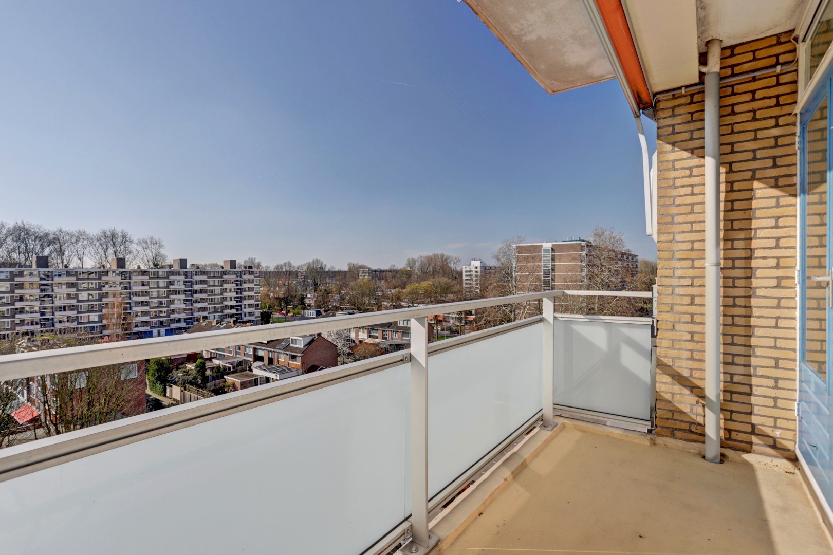 Dit 3 (voorheen 4) kamer appartement is helemaal naar eigen smaak te realiseren met 2 slaapkamers (3e slaapkamer is gemakkelijk te realiseren), 3 balkons, berging in de onderbouw en gelegen op eigen g 