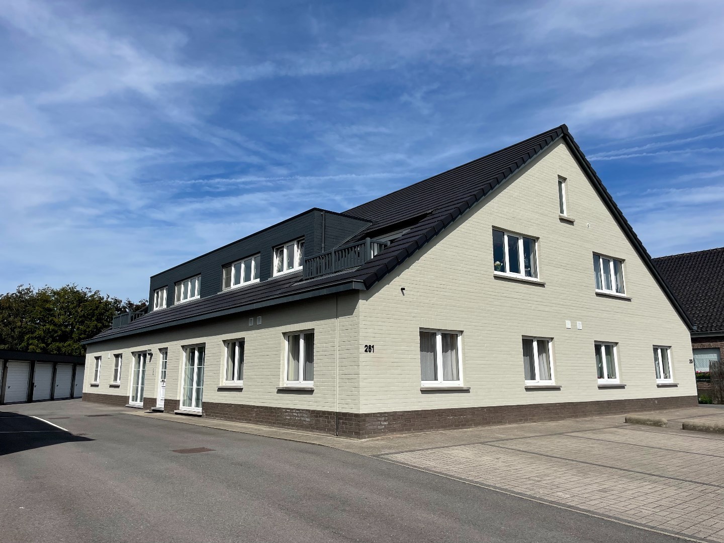 Verzorgd appartement met 2 slaapkamers en garage. 