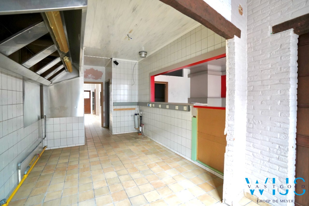 Karaktervol handelspand met woonst op topligging in Assenede! 