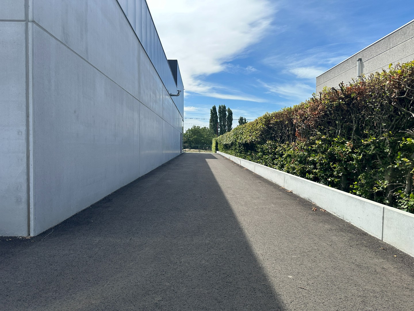 Prachtige kantoorruimte, 275 m², met private parking, gunstig gelegen te Torhout. 