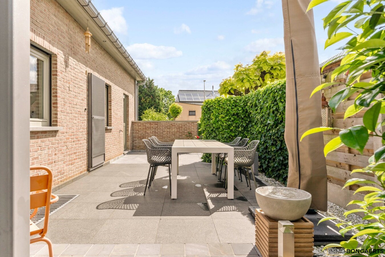 Ruime woning op een zeer rustige locatie met tuin, garage, carport en 3 slaapkamers in Opglabbeek. 