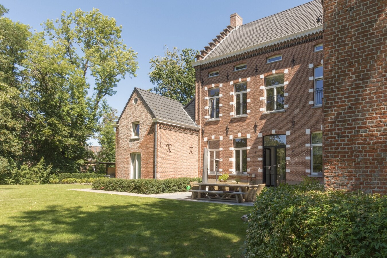 Gelijkvloers 3-slaapkamer villa-appartement met parktuin. 