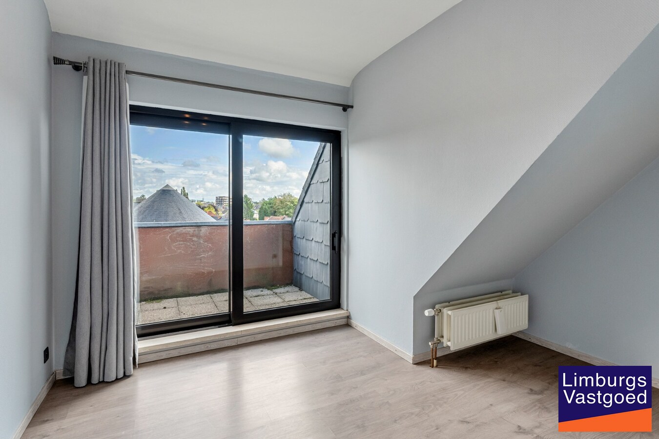 Recent gerenoveerd Duplex appartement met 3 slaapkamers en garagebox in het centrum van Hasselt. 