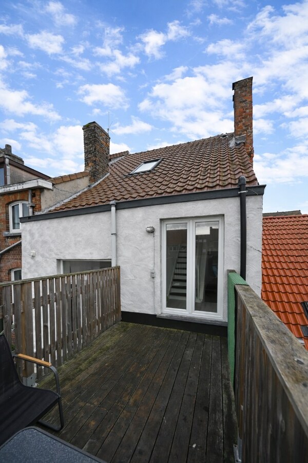 RUIM LICHTRIJK DUPLEX APPARTEMENT MET TERRAS NABIJ CENTRUM 