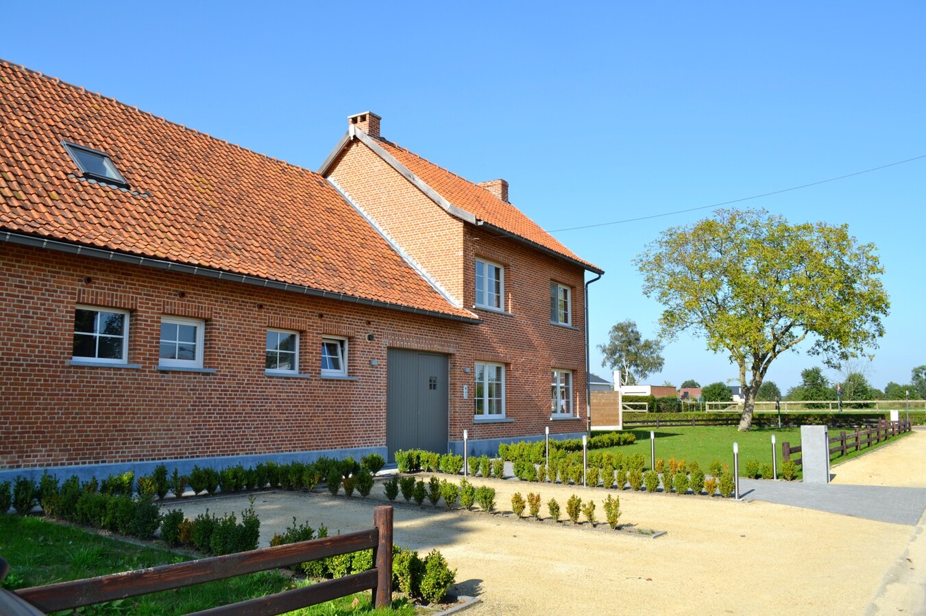Gerenoveerde hoeve met stallen op ca. 2663m2 te Morkhoven 