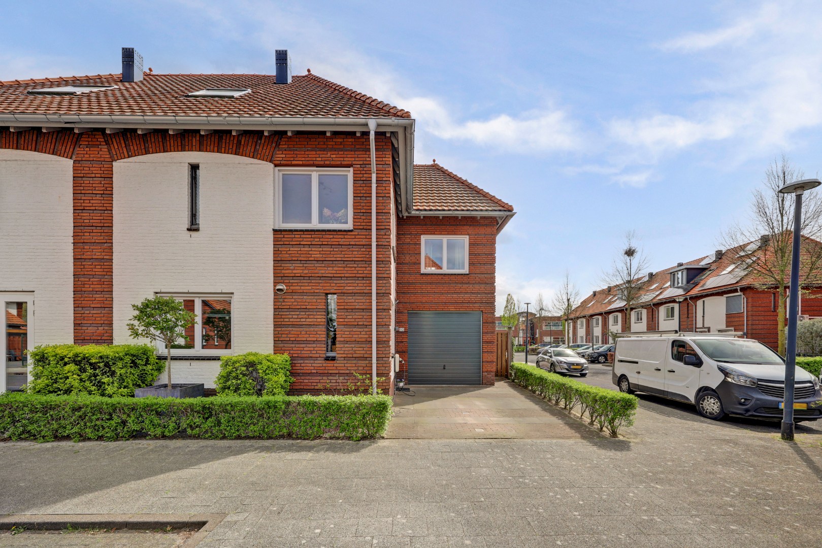 Luxe en royale 5-kamer 2-onder-1-kap woning met garage, eigen parkeerplaats, sauna én zonnige tuin op het zuiden en gelegen in een rustige straat! 