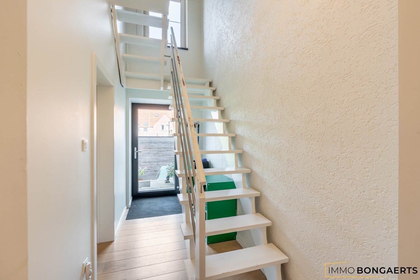 Ruime woning met garage, tuin en drie slaapkamers 