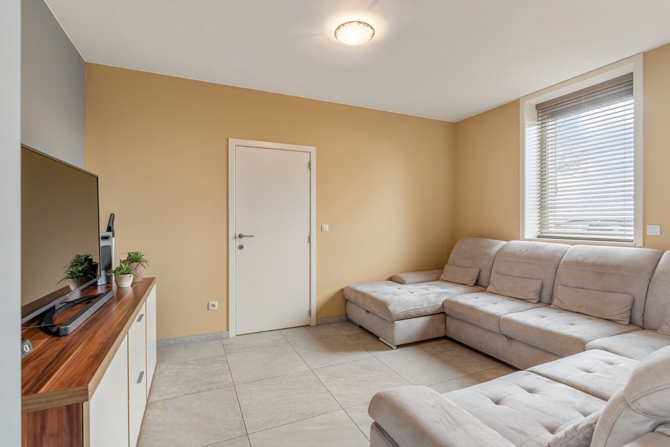 Vrijstaande, zeer verzorgde woning met aangrenzende, uitgeruste stalling/loods op een perceel van 72a14ca 