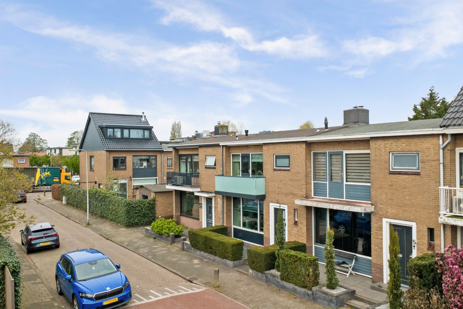 Lichte 4-kamer tussenwoning met eigen garage, 3 slaapkamers, onderhoudsvriendelijke tuin met berging en gelegen op eigen grond! 