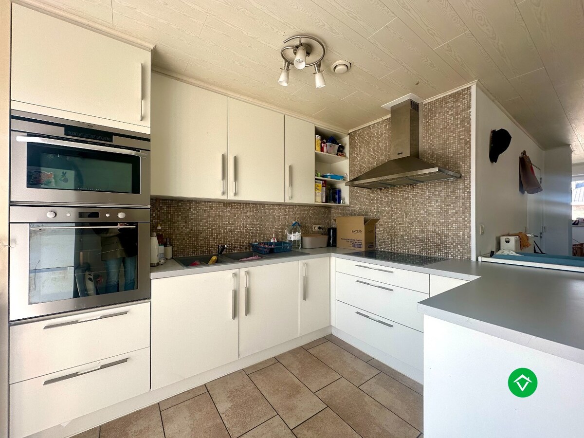 Instapklaar appartement met terras en 3 slaapkamers in een rustige wijk te Eernegem 