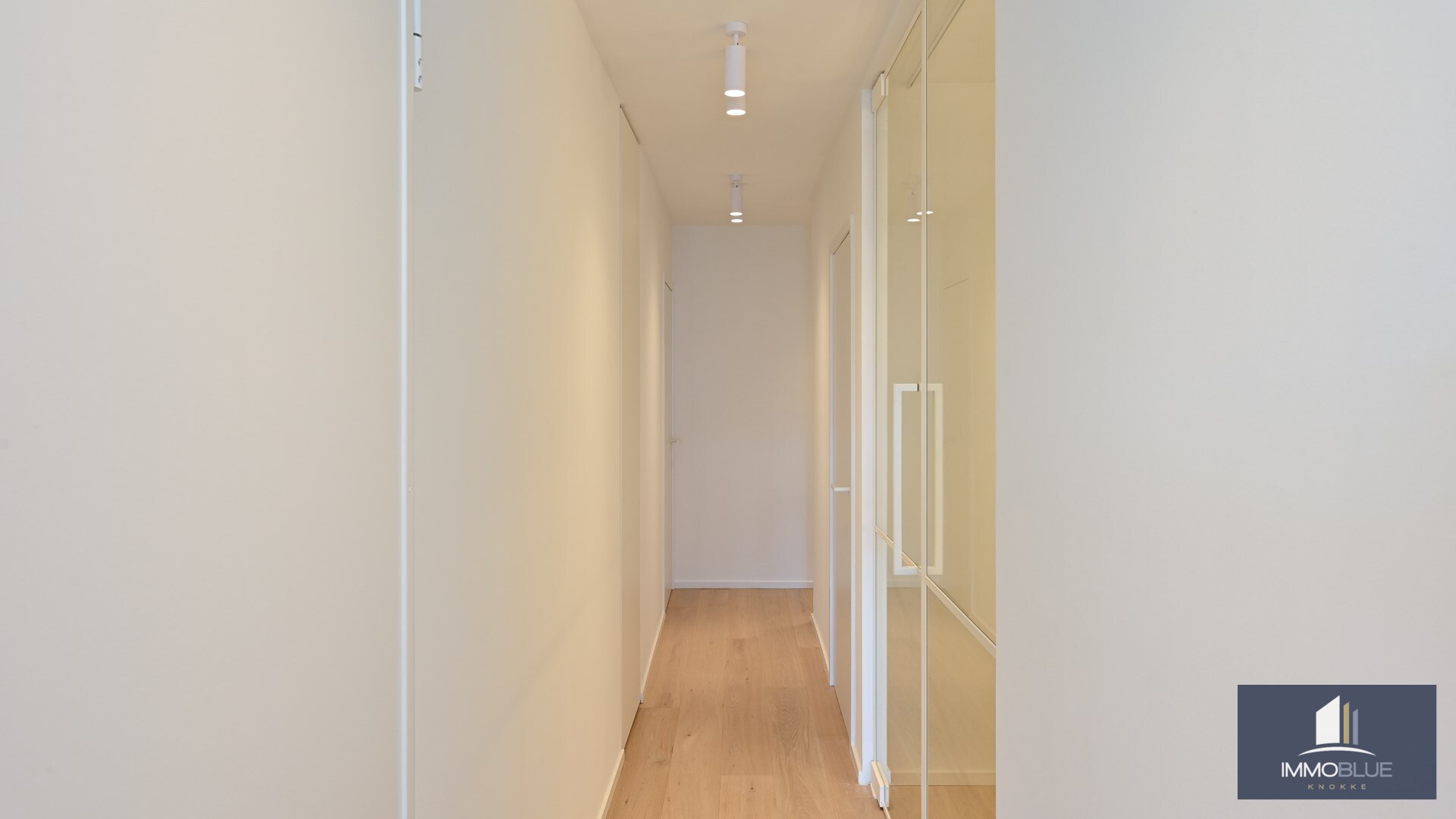 Appartement élégant et entièrement rénové, situé à deux pas de la mer. 