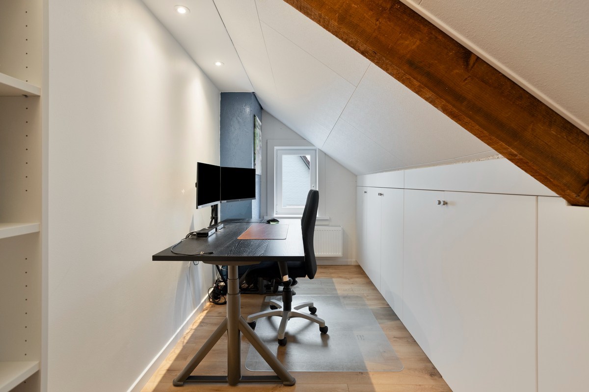 Charmante energiezuinige halfopen bebouwing met 4 slaapkamers, bureau en tuin in centrum Brasschaat 