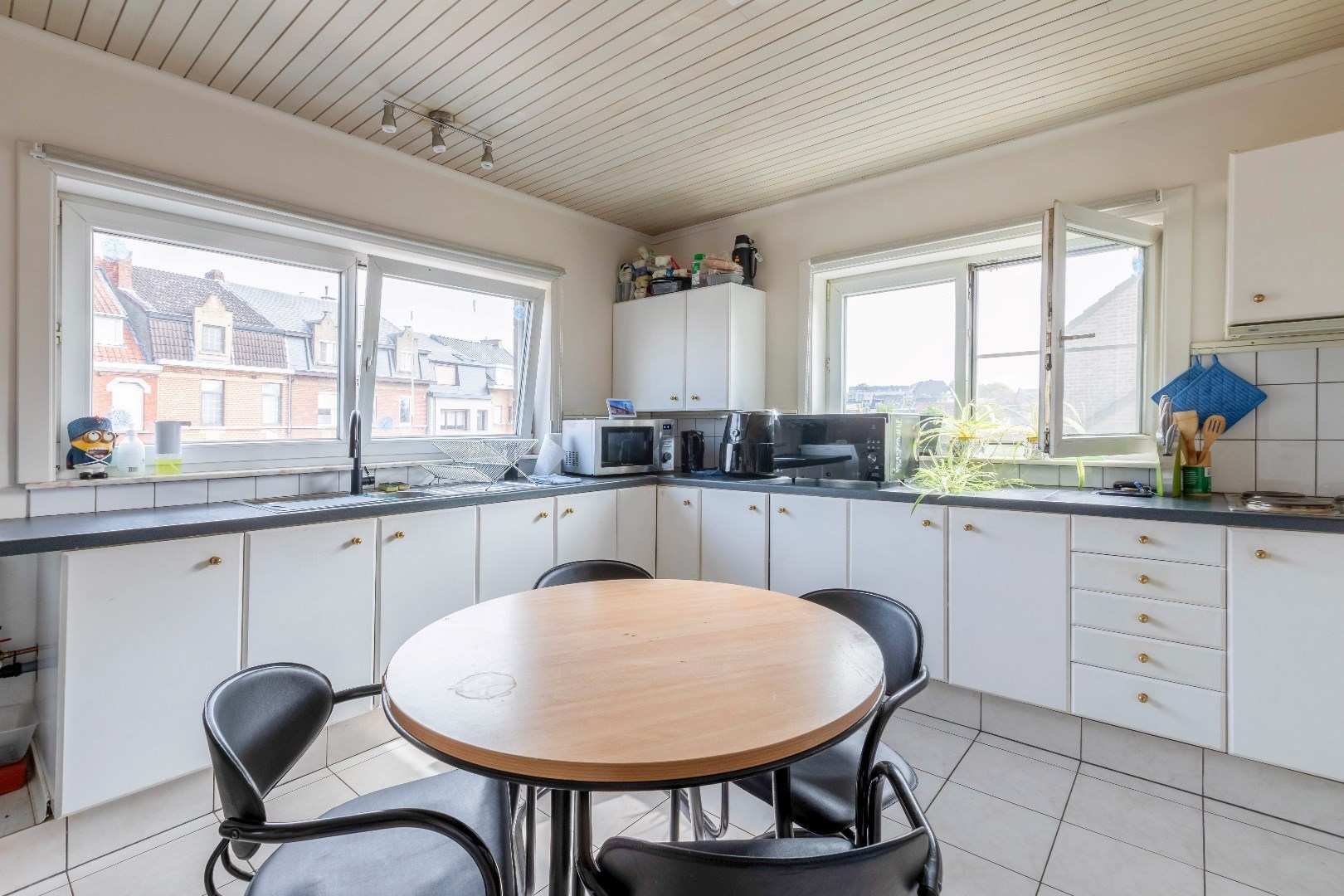 VERKOCHT ! Opbrengsteigendom met 2 appartementen en 2 garages 