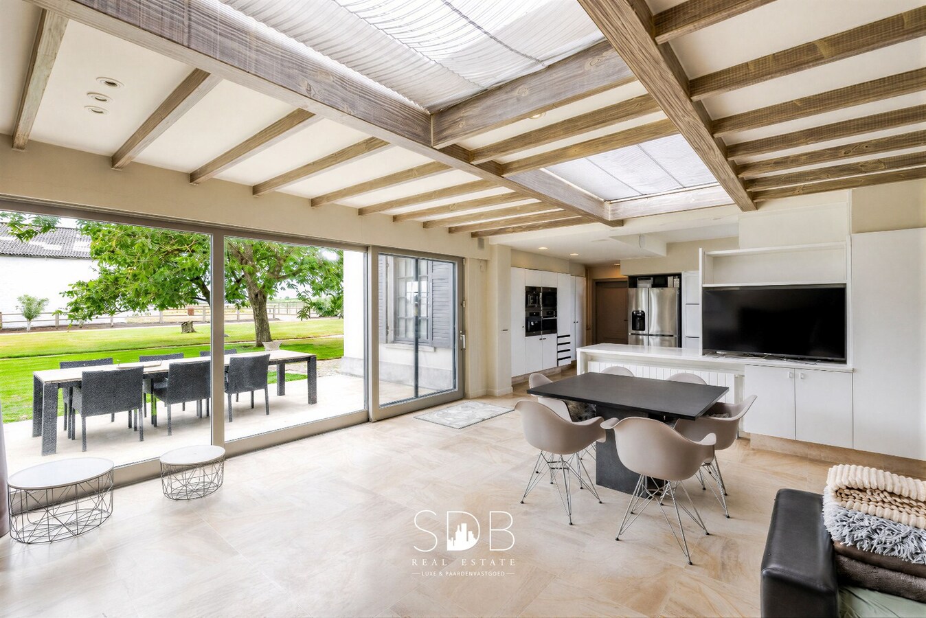 Landelijke villa met bijgebouwen en graslanden op 23.740m² 