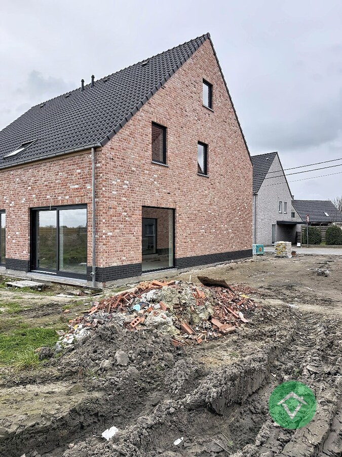 Nieuwbouwwoning met 4 slaapkamers en tuin te Koekelare 