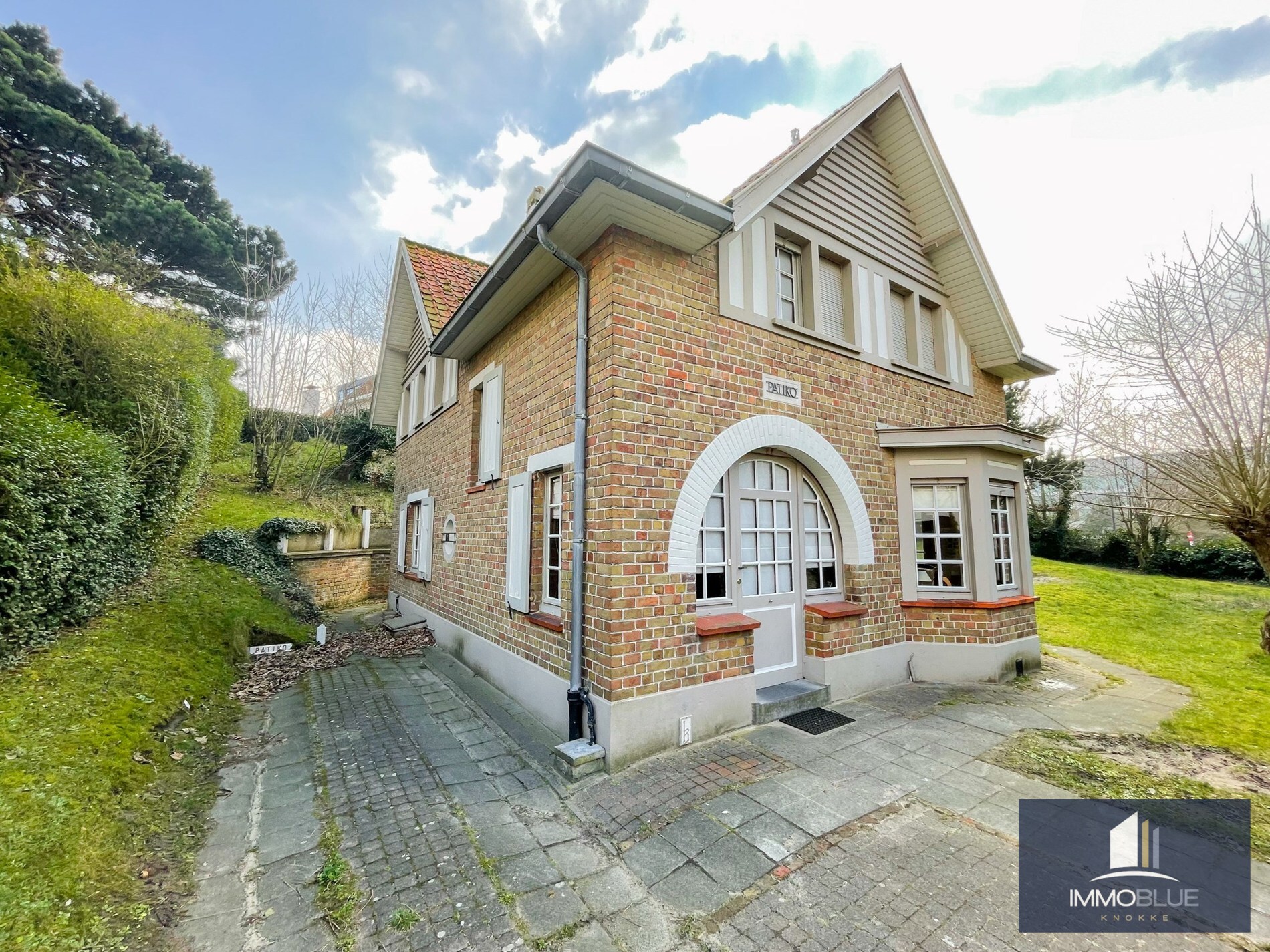 Uiterst charmante villa, rustig gelegen in één van de paadjes in het Zoute op wandelafstand van de zee. 