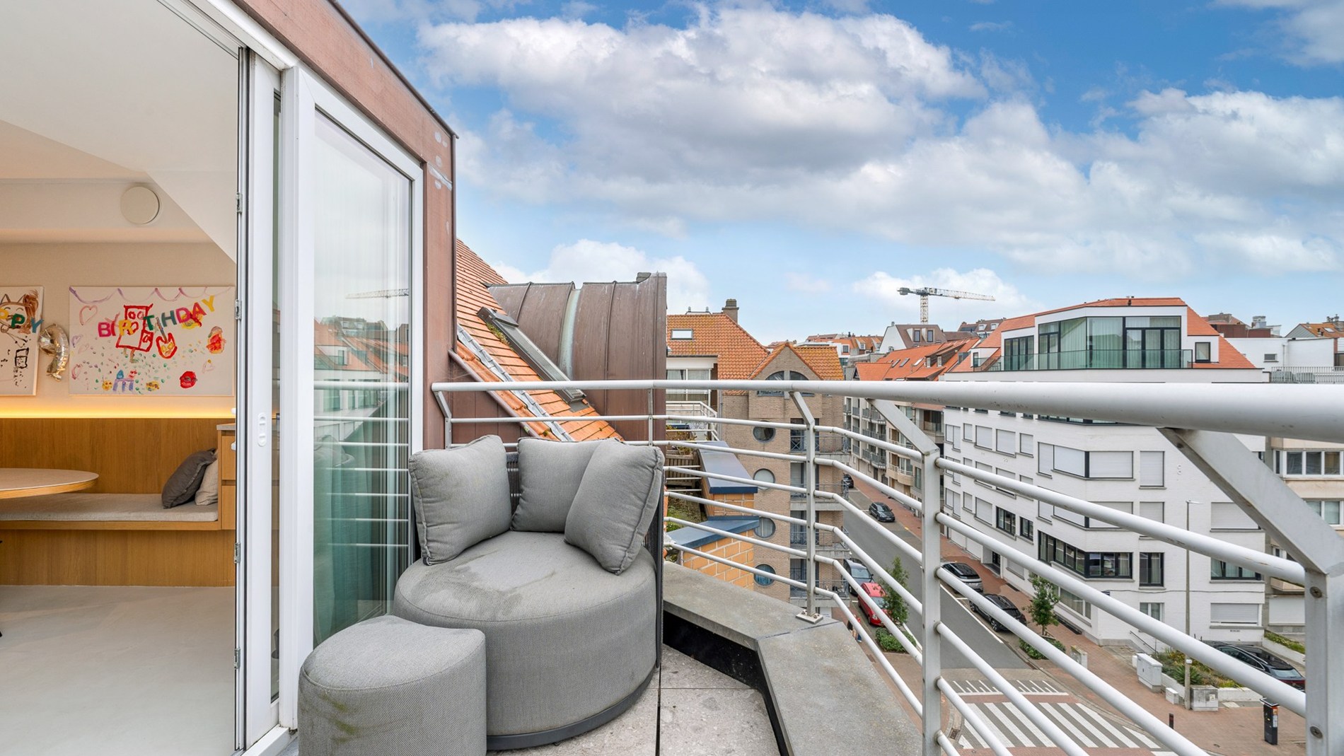 Magnifiek gerenoveerd duplexappartement met 3 SLAAPKAMERS VOOR DUBBEL BED en 3 badkamers. Ruim TERRAS vooraan en achteraan. Ideaal gelegen, rustig maar toch nabij Zeedijk en Lippenslaan. 
