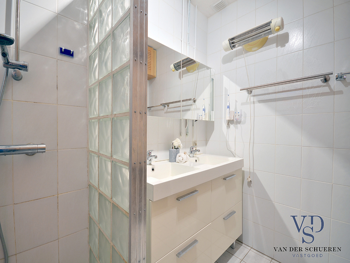 Praktische Half-Open Bungalow met afzonderlijke garage. 