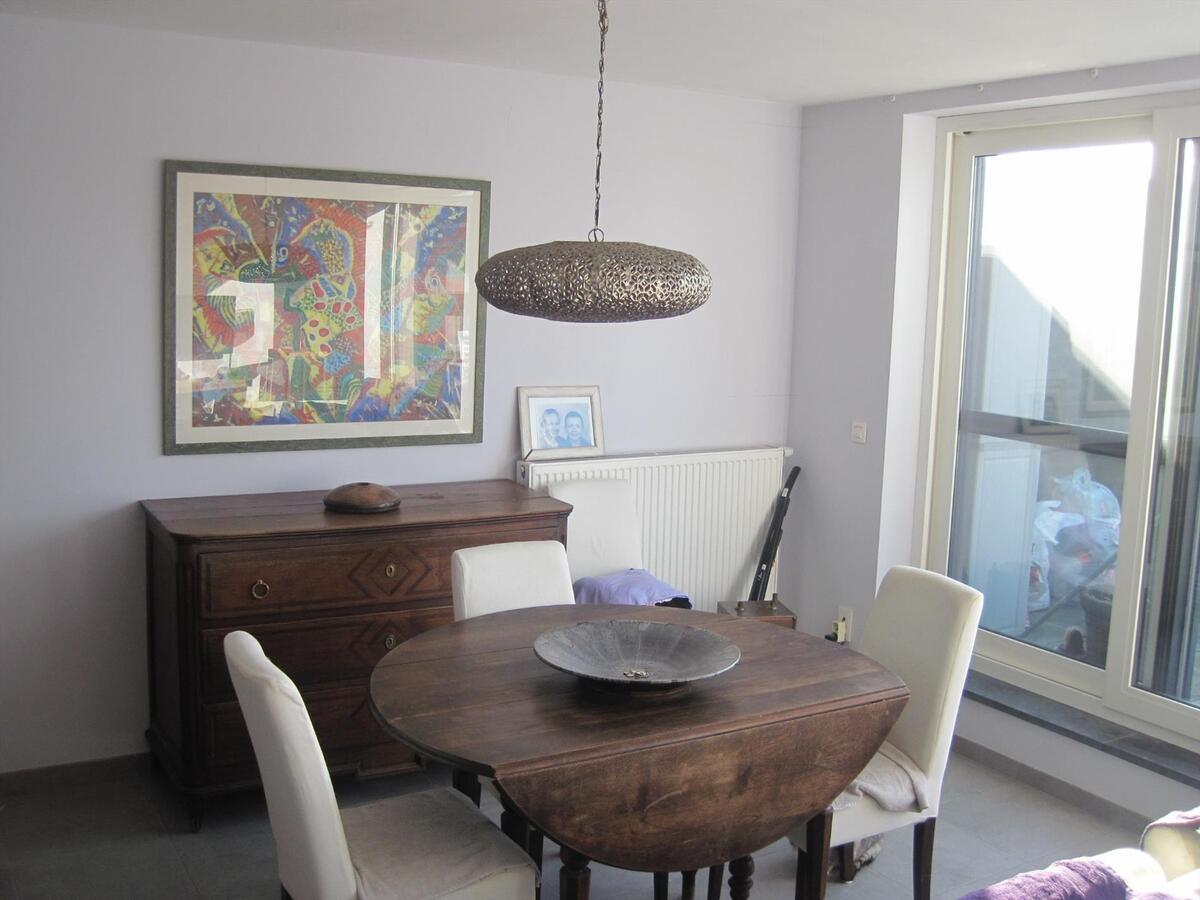 Ruim 2-slp-appartement met groot zonneterras én garage. Geen vaste kosten ! 