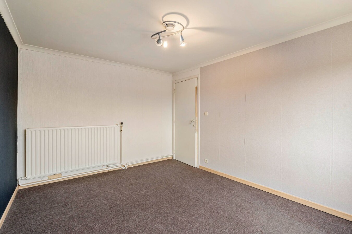 Comfortabel, zeer ruim appartement met 4 slaapkamers, terras en garage in het centrum van Neeroeteren! 