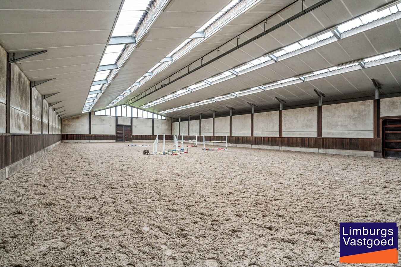 Landelijk gebouwencomplex voor paardenhouderij, op ong. 3ha 50a met stallen, weides/paddock, binnen-en buitenpiste, en woning. 