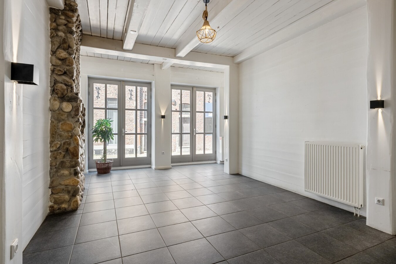 Polyvalent handelspand (restaurant, afhaalrestaurant, wijnbar,  kantoor, winkel...) gelegen op 100 meter van de historische markt van Maaseik! 