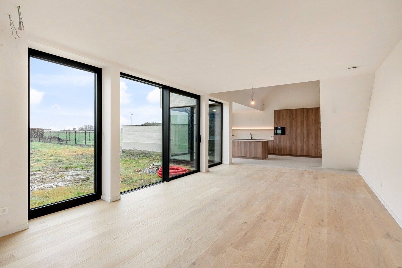 Exclusieve, volledig afgewerkte halfvrijstaande woning na transformatie van bestaande hoeve naar 2 BEN-woningen! 