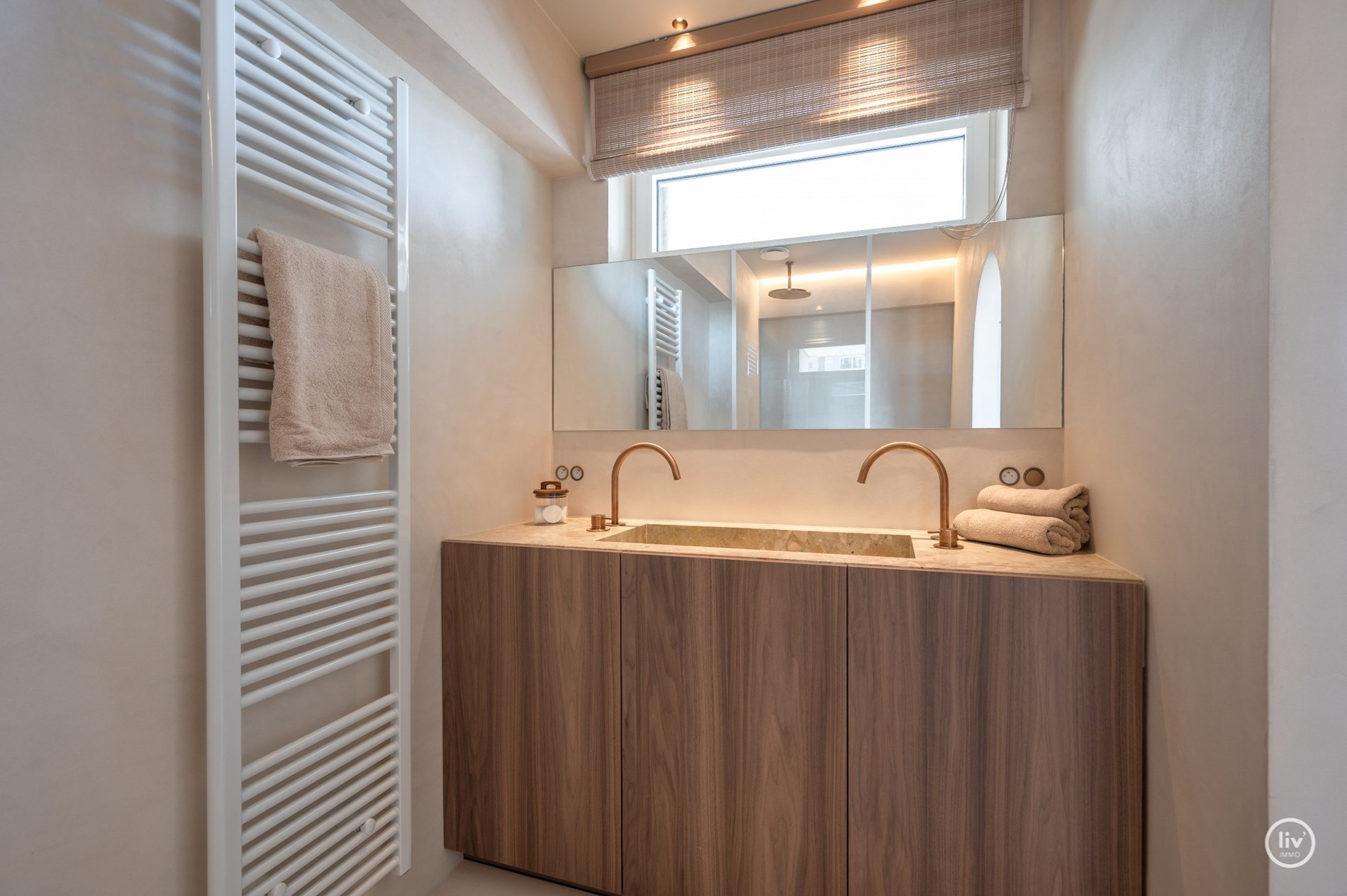 Magnifique appartement d'angle avec vue frontale sur la mer et terrasse orientée ouest situé sur la place de la Tour de Lumière à Knokke. 