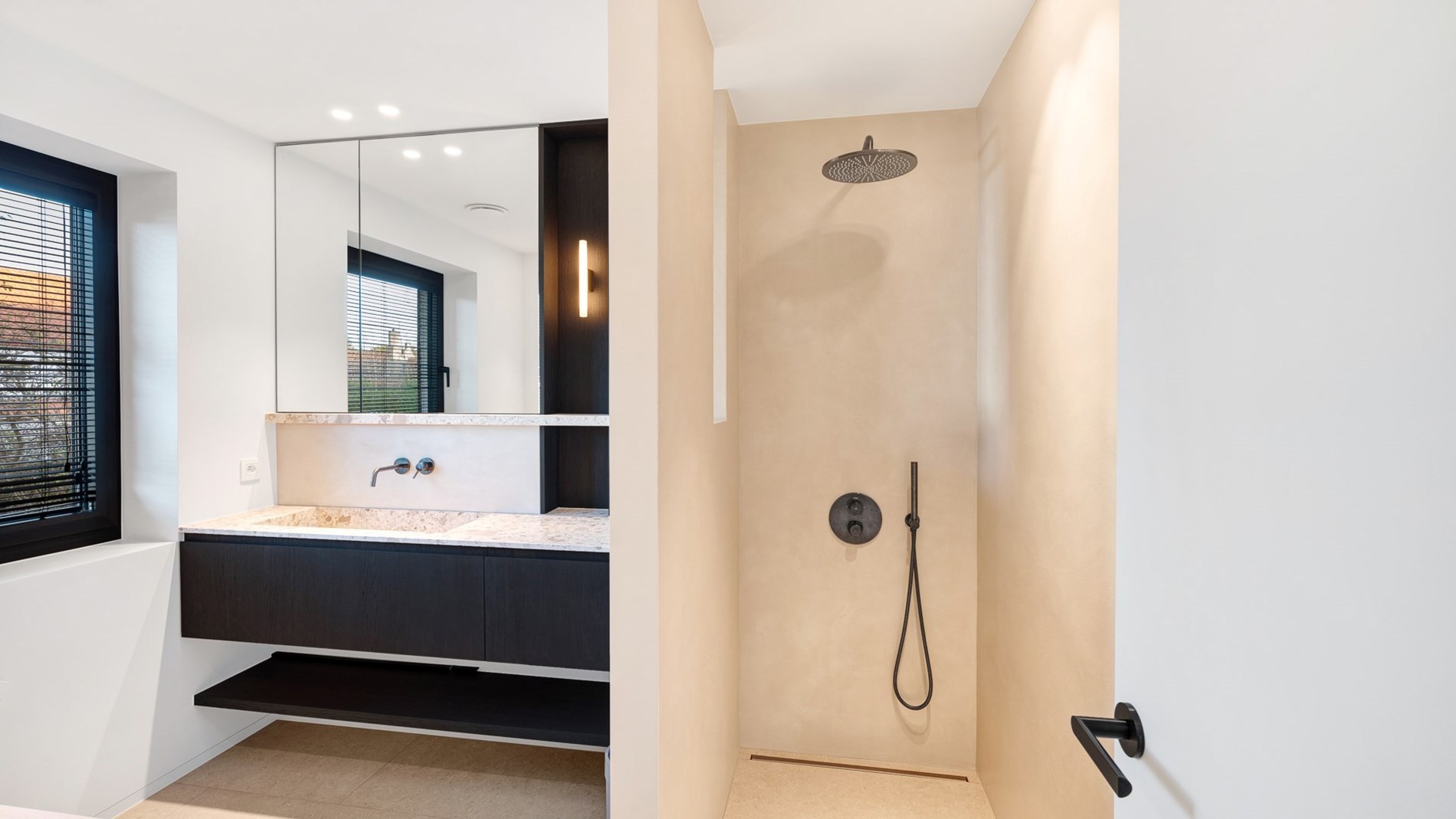 Prachtig vernieuwde villa rustig gelegen tussen Knokke centrum en Het Zoute met een perfecte Zuid-West oriëntatie. 