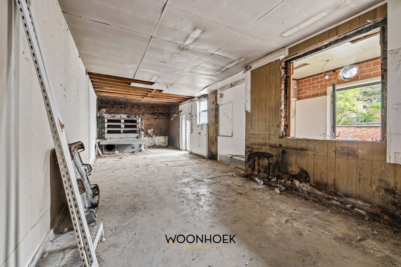 Ruime, te renoveren woning met diverse mogelijkheden 