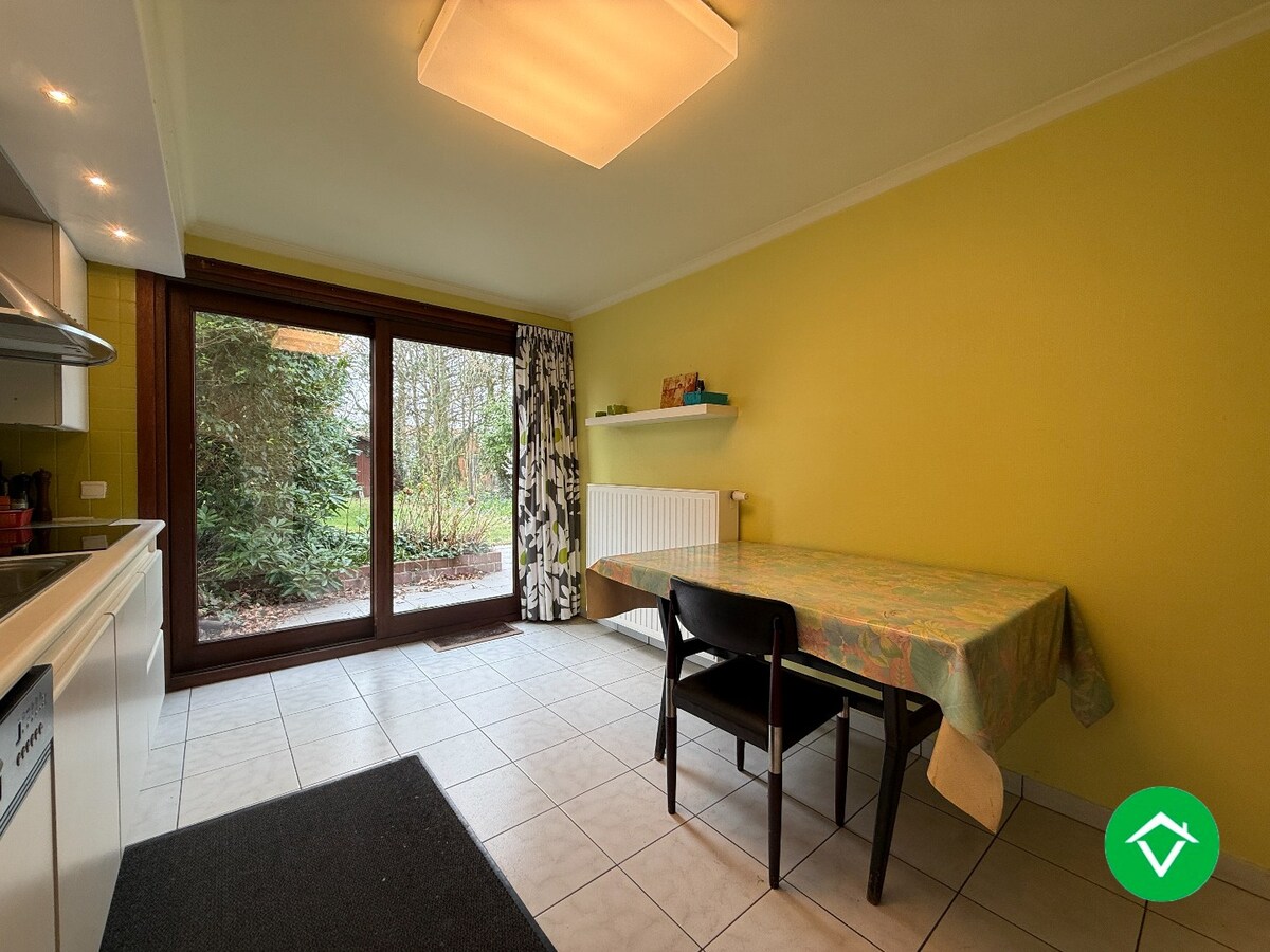 Stevige rijwoning met 4 slaapkamers, tuin en garage te Roeselare 