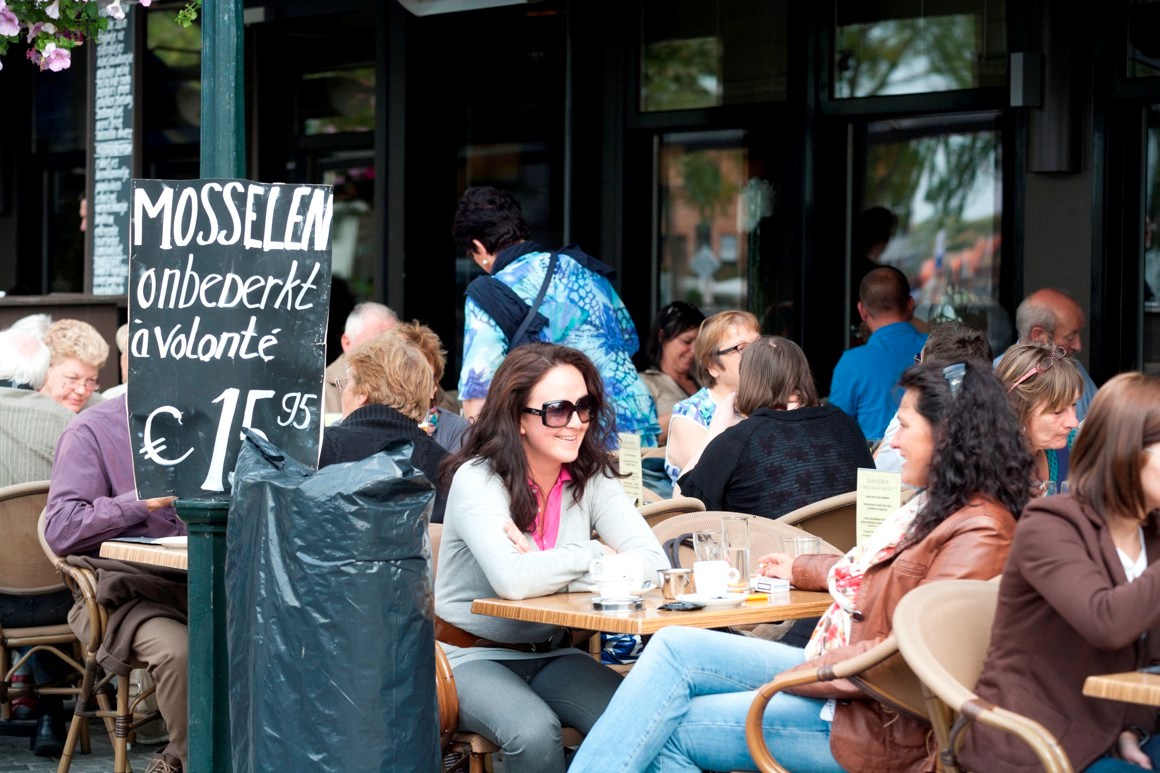 T.A. Makelaardij biedt aan – Chalet JD12-: Op een schitterende locatie in een goed verzorgd recreatiepark aan de kust van Walcheren bieden wij dit leuke chalet aan. 