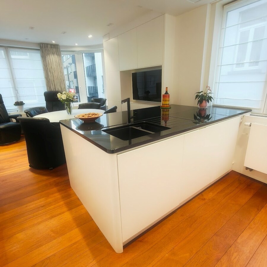 Instapklaar bemeubeld hoekappartement met 2 slaapkamers te koop in Oostende 