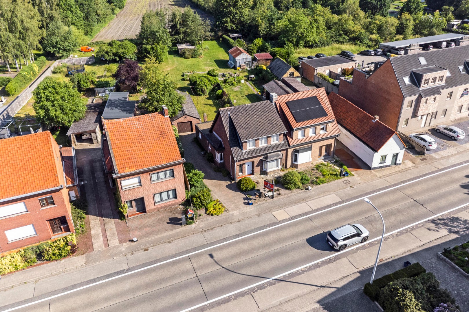 Halfopen bebouwing met 3 slpk., ruime tuin en garage in Mol 