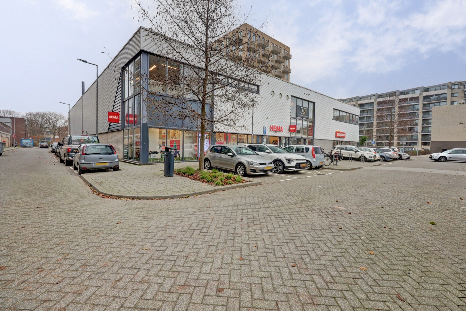 Nieuw en instapklaar 3-kamer appartement op de zevende verdieping met luxe keuken en badkamer, riant uitzicht over de omgeving en naar het centrum van Rotterdam. 
