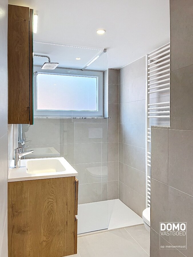 VOLLEDIG GERENOVEERD APPARTEMENT MET TERRAS EN GARAGE TE HASSELT 