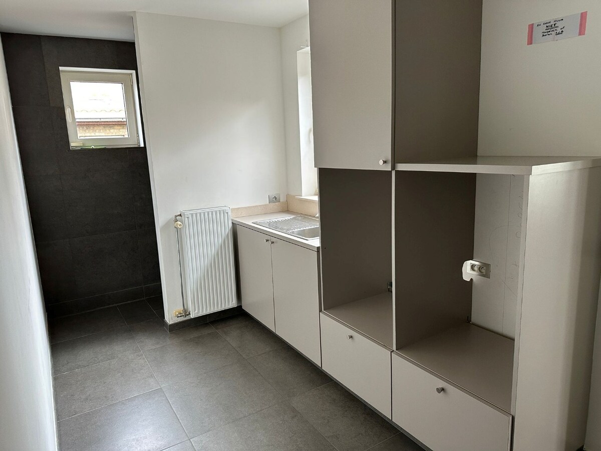 Alleenstaande woning met 3 slaapkamers, 3 garages en veel parkeermogelijkheid! 