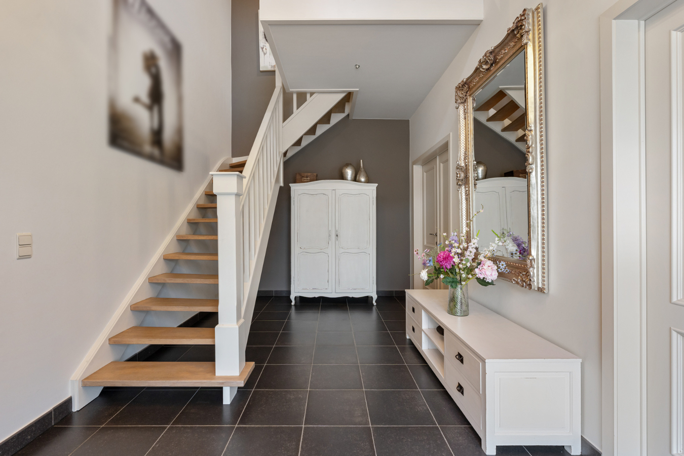 Stijlvolle villa in tijdloze pastorijstijl met zwembad en exclusieve tuinbeleving. 