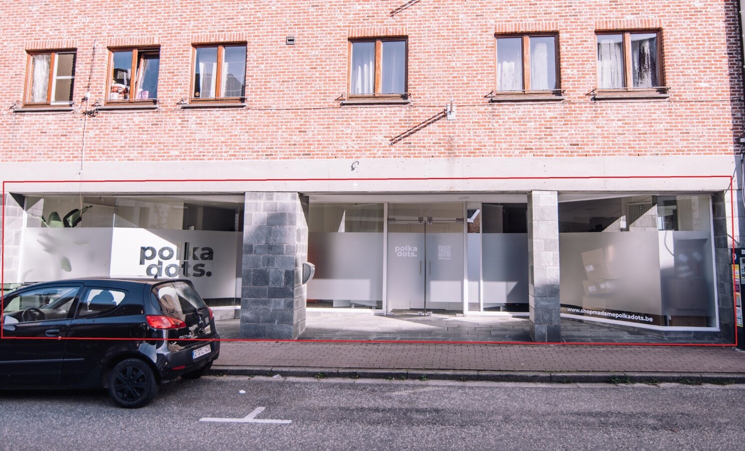 Ruim commercieel pand met parking. Uitstekende ligging nabij station en ziekenhuis. 