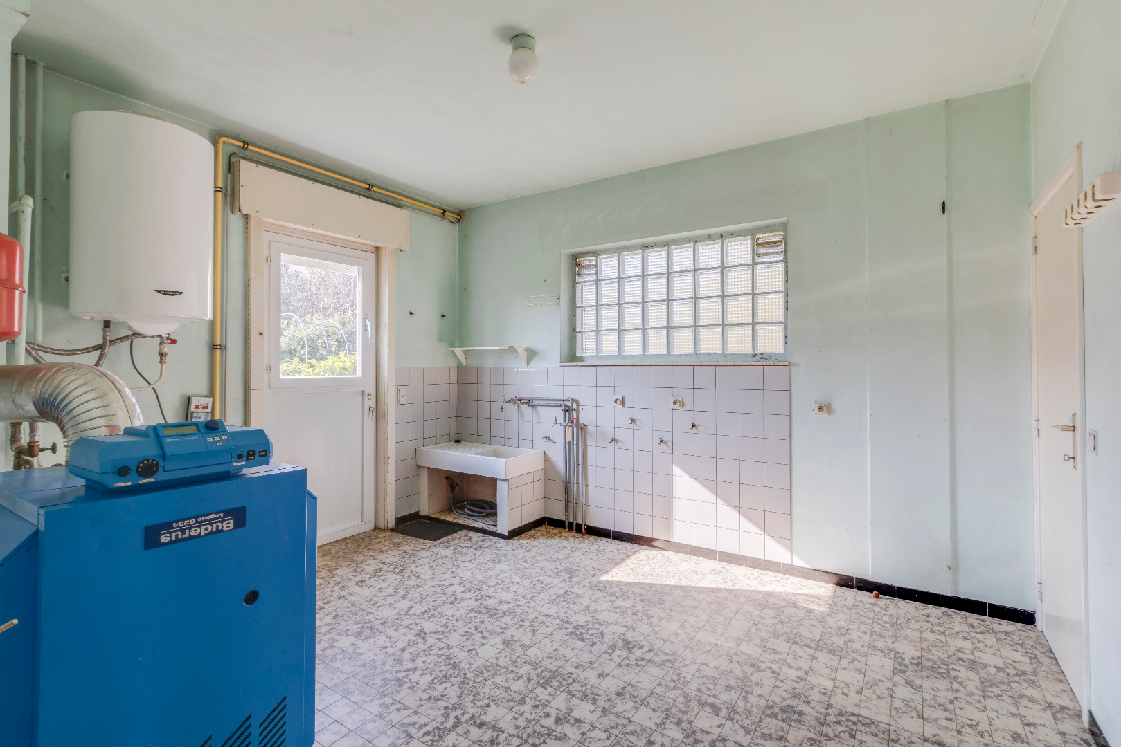 VERKOCHT ! Ruime villa (250m²) op mooi stuk grond (912m²) 