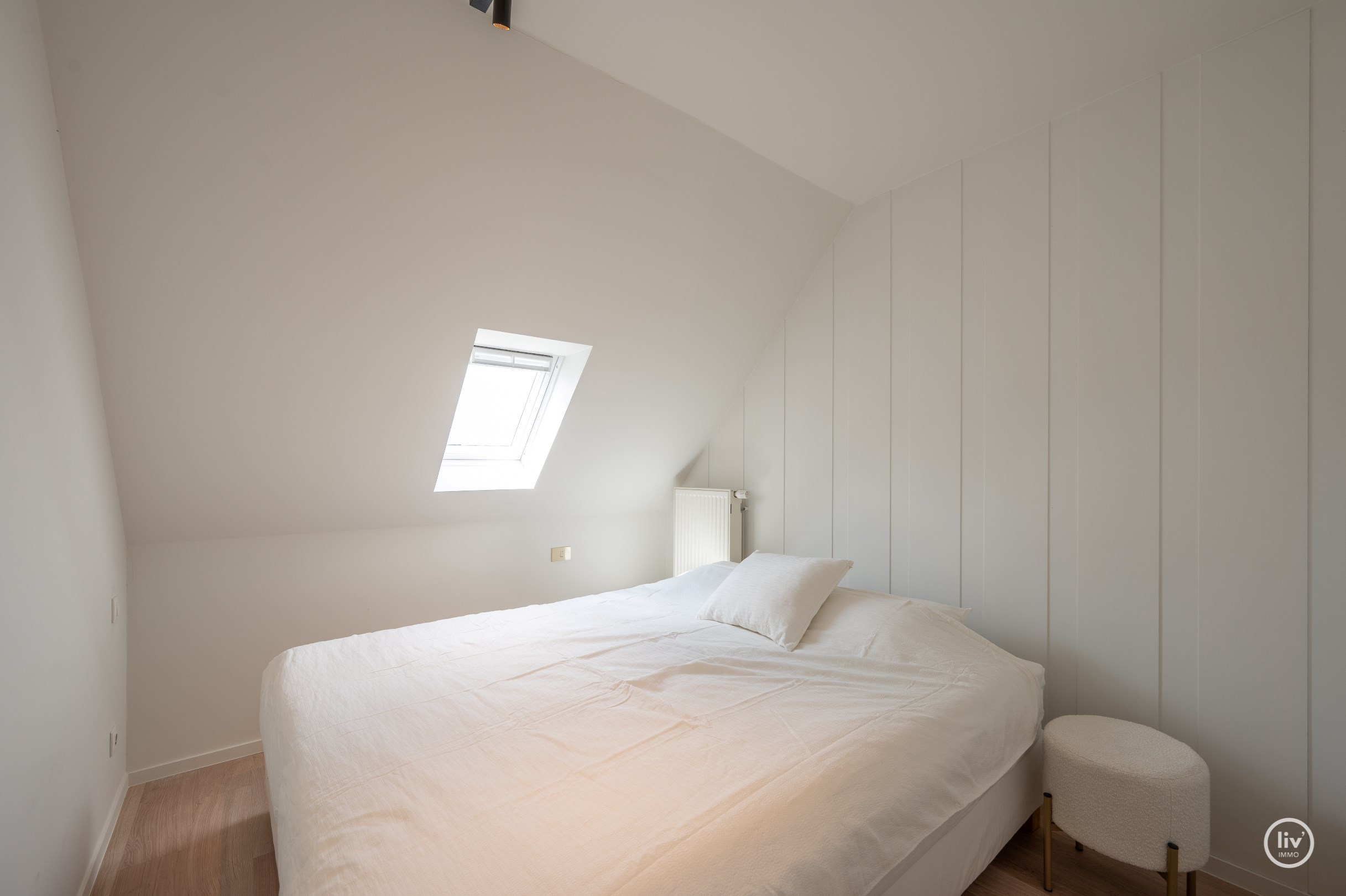 Appartement de 3 chambres élégamment rénové avec terrasse ensoleillée. 